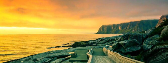 Trip Rundreisen Ferienhaus Norwegen – Schwindelfrei auf Preikestolen – die spektakuläre Felskanzel erhebt sich als steile Plateauklippe über dem Lysefjord. Die Aussicht über den Fjord ist atemberaubend, schwindelfrei sein ist Voraussetzung. Es lohnt sich auf jeden Fall, schon mitten in der Nacht aufzustehen, um den magischen Moment des überwältigend schönen Sonnenaufgangs mitzuerleben, grandios wie sich die ersten Sonnenstrahlen in den steilen Felswänden verfangen und die Bergmauern zum Leuchten bringen. Dieser Augenblick inspiriert zur Demut und Dankbarkeit. Die beliebtesten Orte für Ferien in Norwegen, locken mit besten Angebote für Hotels und Ferienunterkünfte mit Werbeaktionen, Rabatten, Sonderangebote für Norwegen Urlaub buchen.