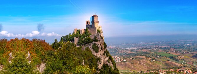 Trip Rundreisen Urlaubsdestination - San Marino – Hol ihn dir – den heißbegehrten Einreise-Stempel von San Marino. Nimm deinen Reisepass, besuche die örtliche Tourismusbehörde, hier wird die kleine Trophäe in dein Reisedokument gestempelt, es sieht gut aus und ist eine supertolle Urlaubserinnerung. Dieses neue Trendy-Reiselust-Souvenir passt ausgezeichnet zu den anderen außergewöhnlichen Stempeln deiner vergangenen Reisen. San Marino ist ein sehr interessanter Zwergstaat, eine Enklave, vollständig von Italien umgeben, eine der ältesten bestehenden Republiken und eines der reichsten Länder der Welt. Die beliebtesten Orte für Ferien in San Marino, locken mit besten Angebote für Hotels und Ferienunterkünfte mit Werbeaktionen, Rabatten, Sonderangebote für San Marino Urlaub buchen.